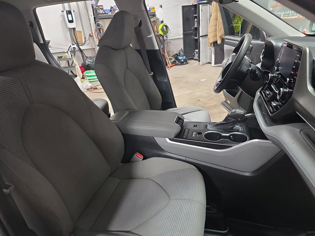 Used 2021 Toyota Highlander L image 10