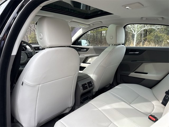 Used 2019 Jaguar XE Premium image 27