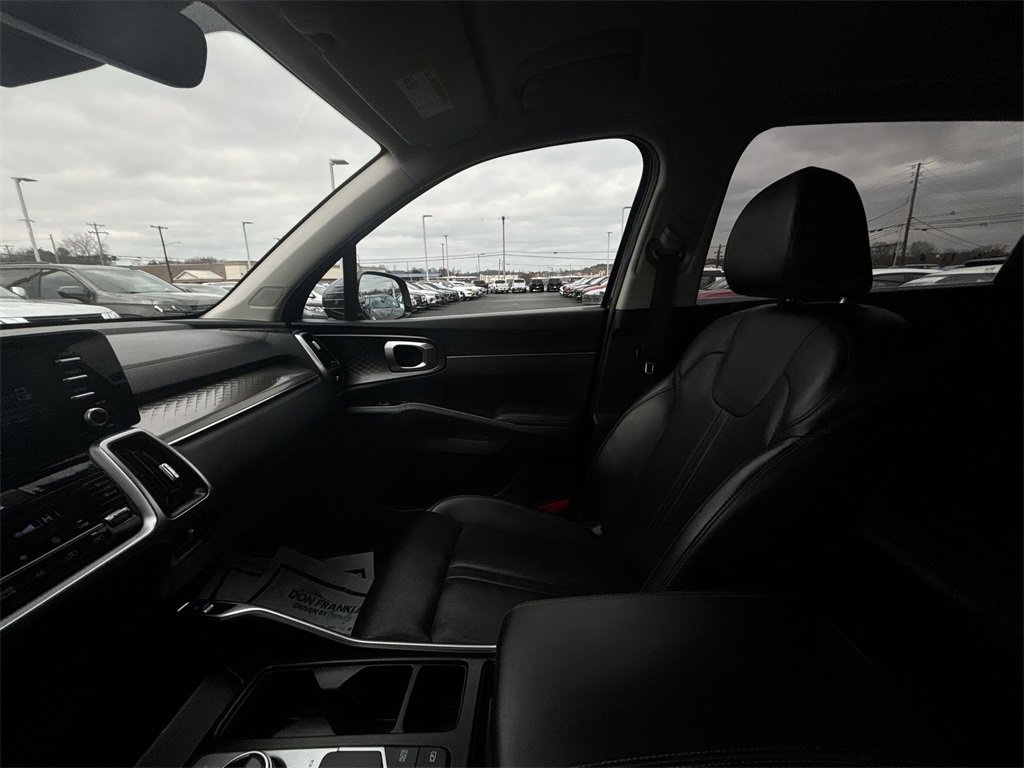 Used 2021 Kia Sorento S image 11