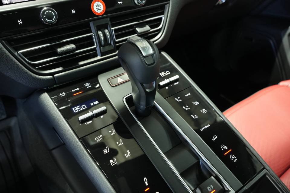 Certified 2026 Porsche Macan Turbo AWD/4WD image 24