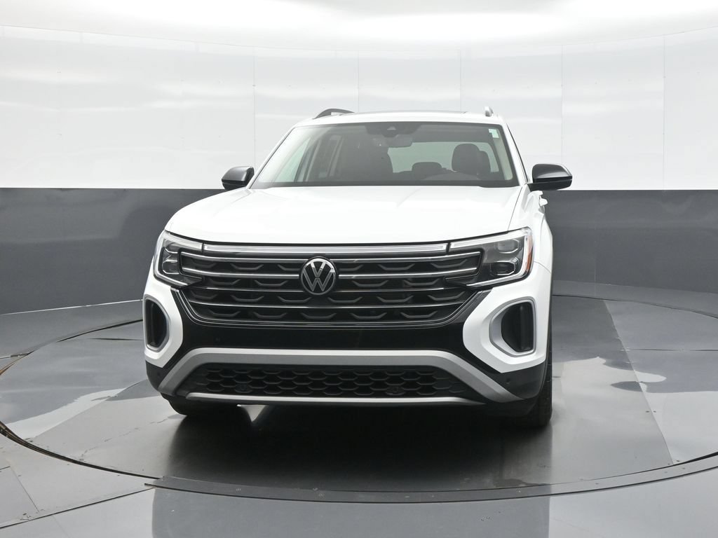 Used 2024 Volkswagen Atlas Peak Edition SE AWD/4WD image 2