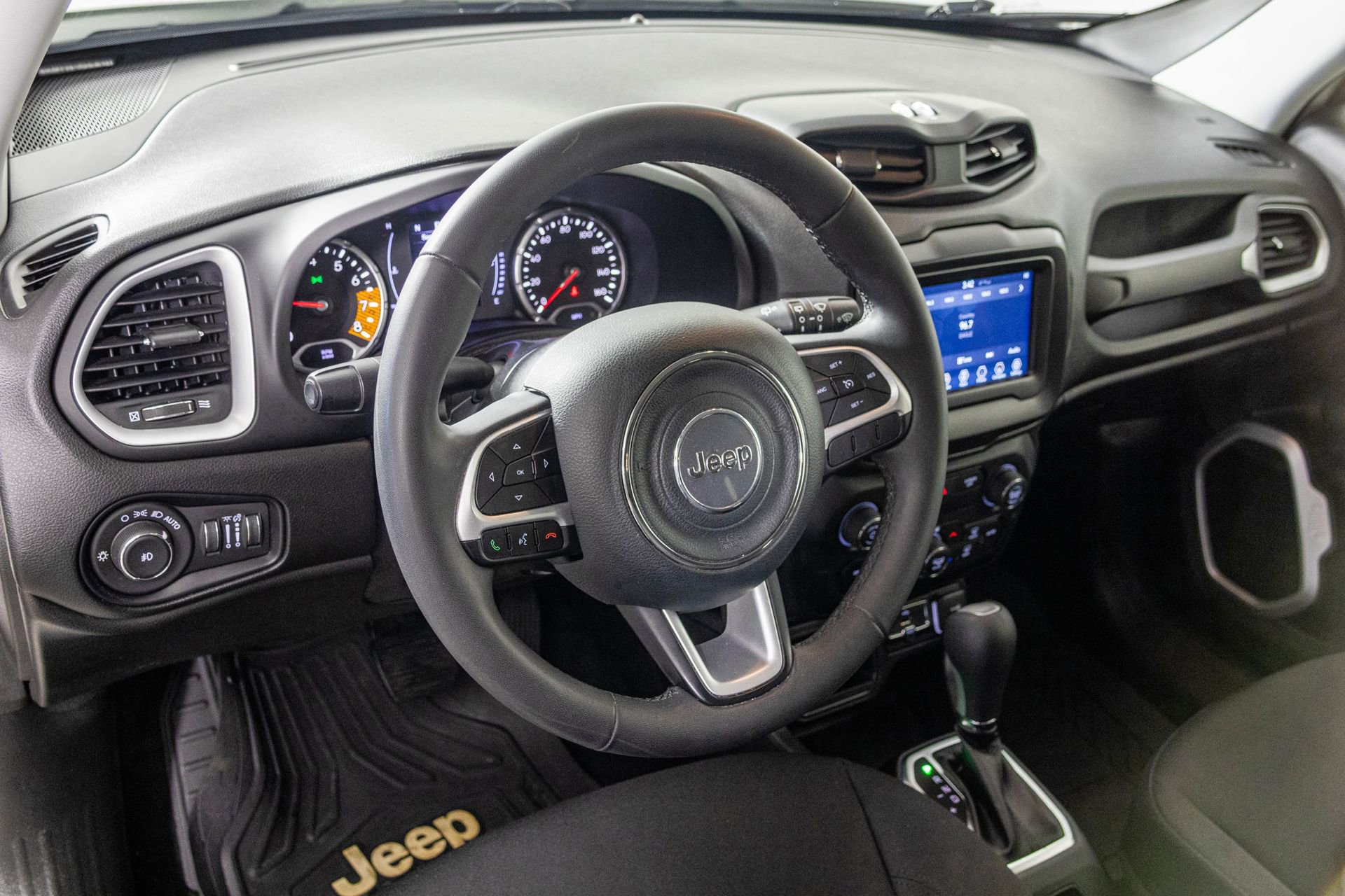 Used 2019 Jeep Renegade Latitude FWD image 4