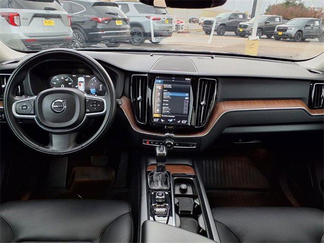 Used 2019 Volvo XC60 T5 Momentum w/ Multimedia Package image 4