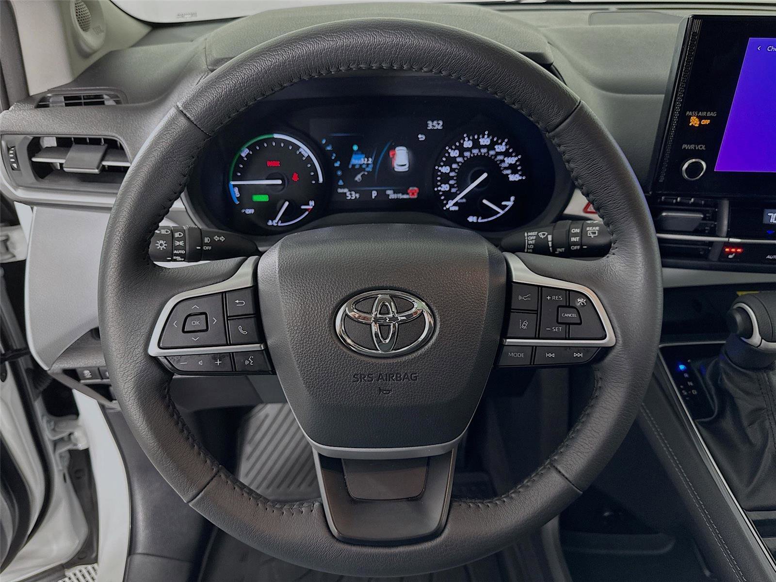 Used 2025 Toyota Sienna XLE w/ XLE Plus Package image 19