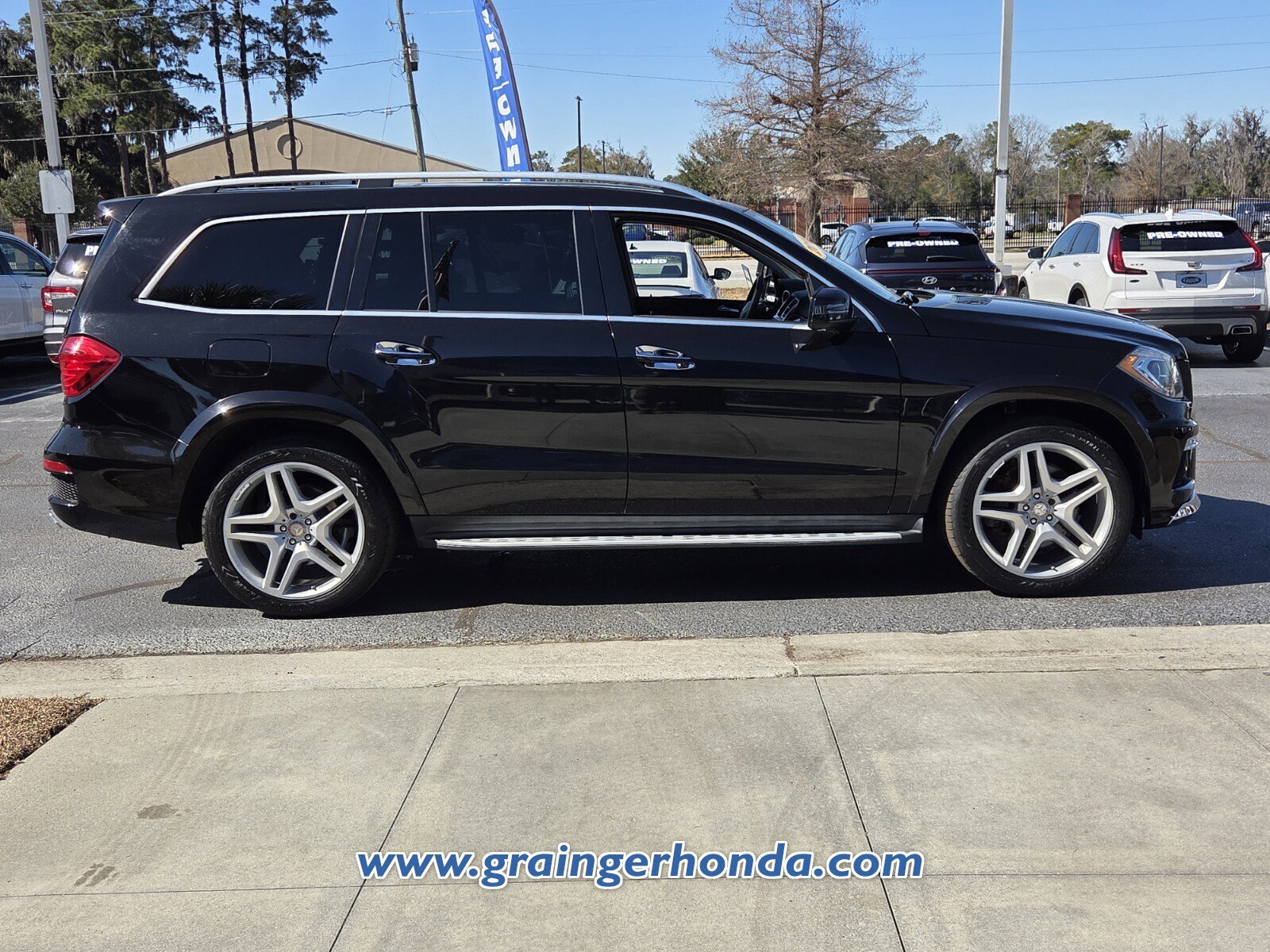 Used 2016 Mercedes-Benz GL 550 4MATIC image 4