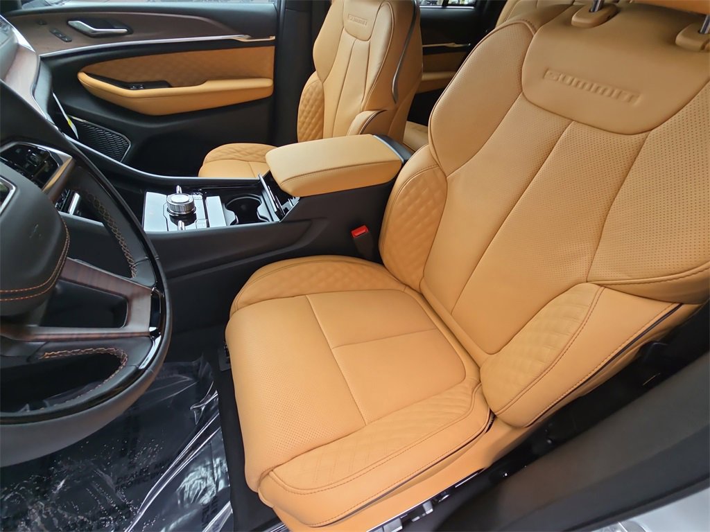 New 2025 Jeep Grand Cherokee Summit w/ Luxury Tech Group V image 16