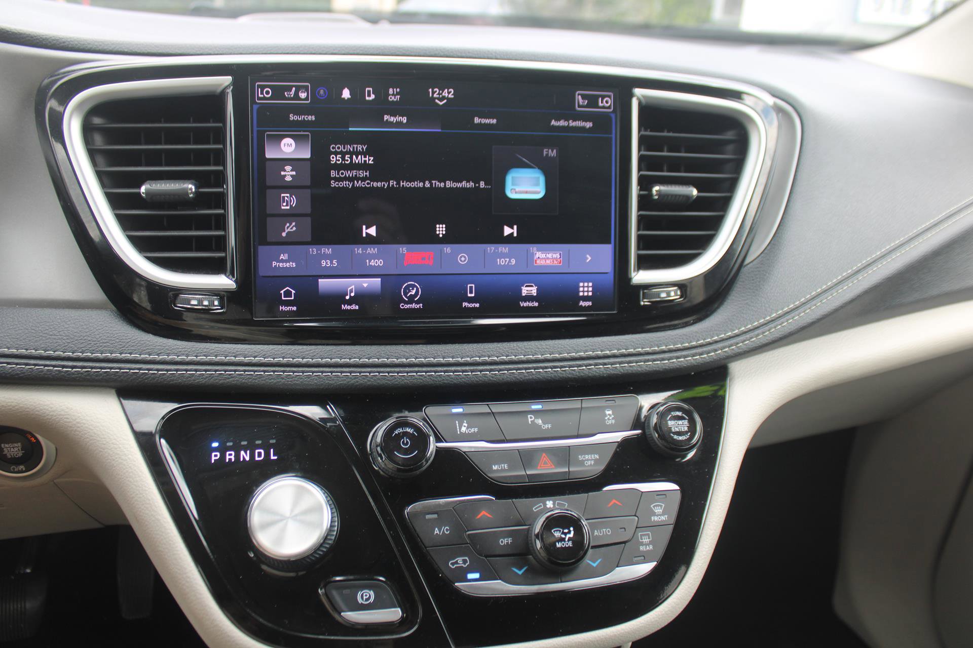 Used 2023 Chrysler Pacifica Touring-L image 12