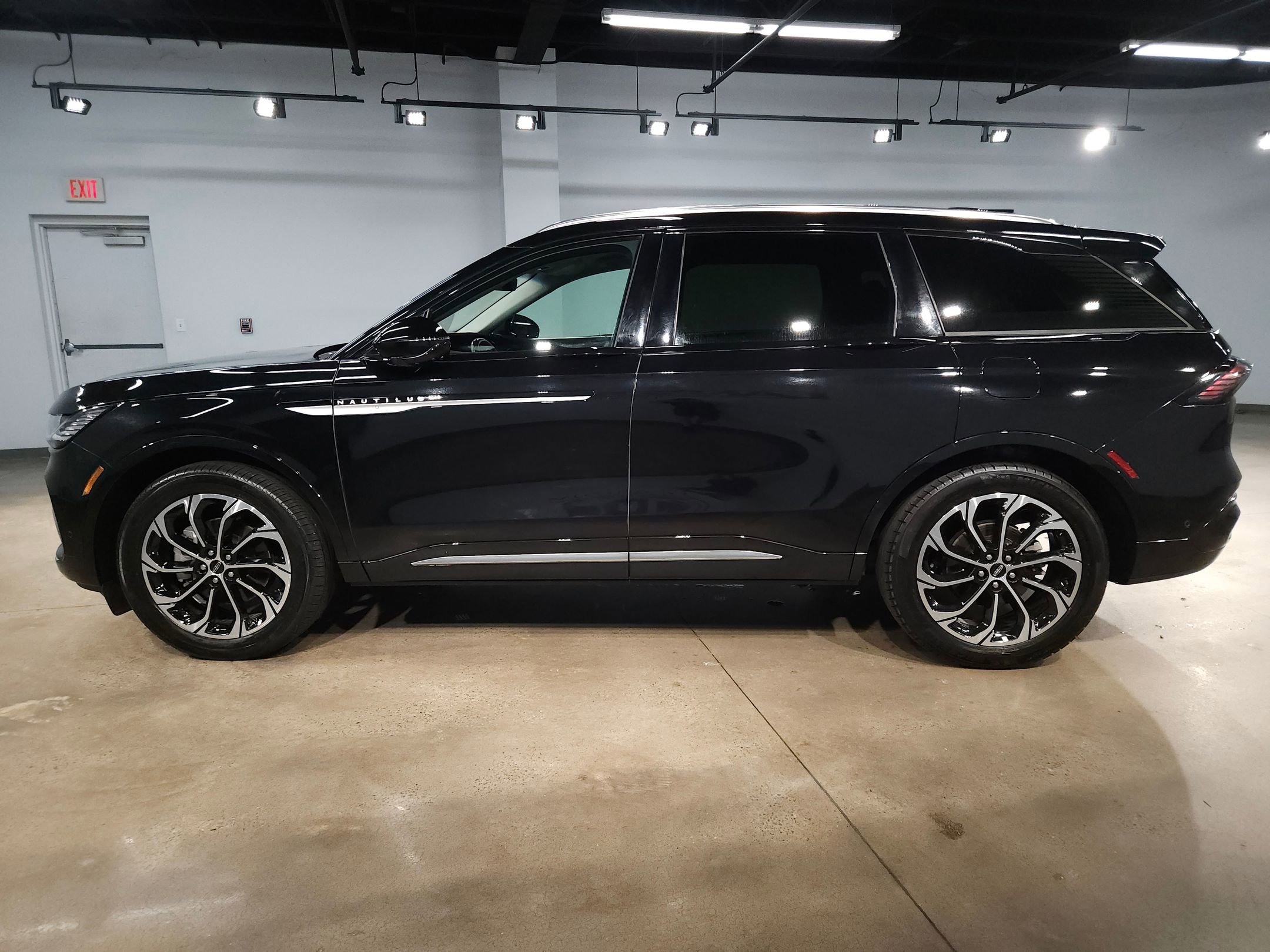 Used 2024 Lincoln Nautilus Reserve image 4