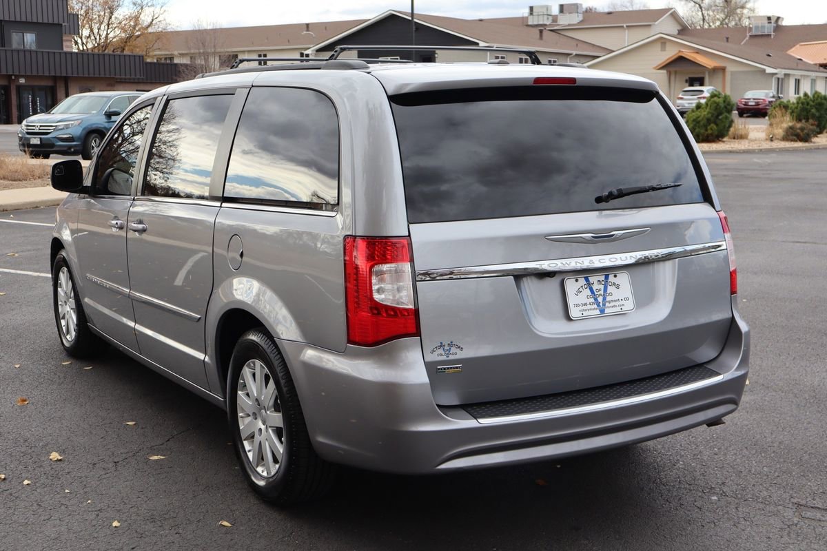 Used 2013 Chrysler Town & Country Touring image 7