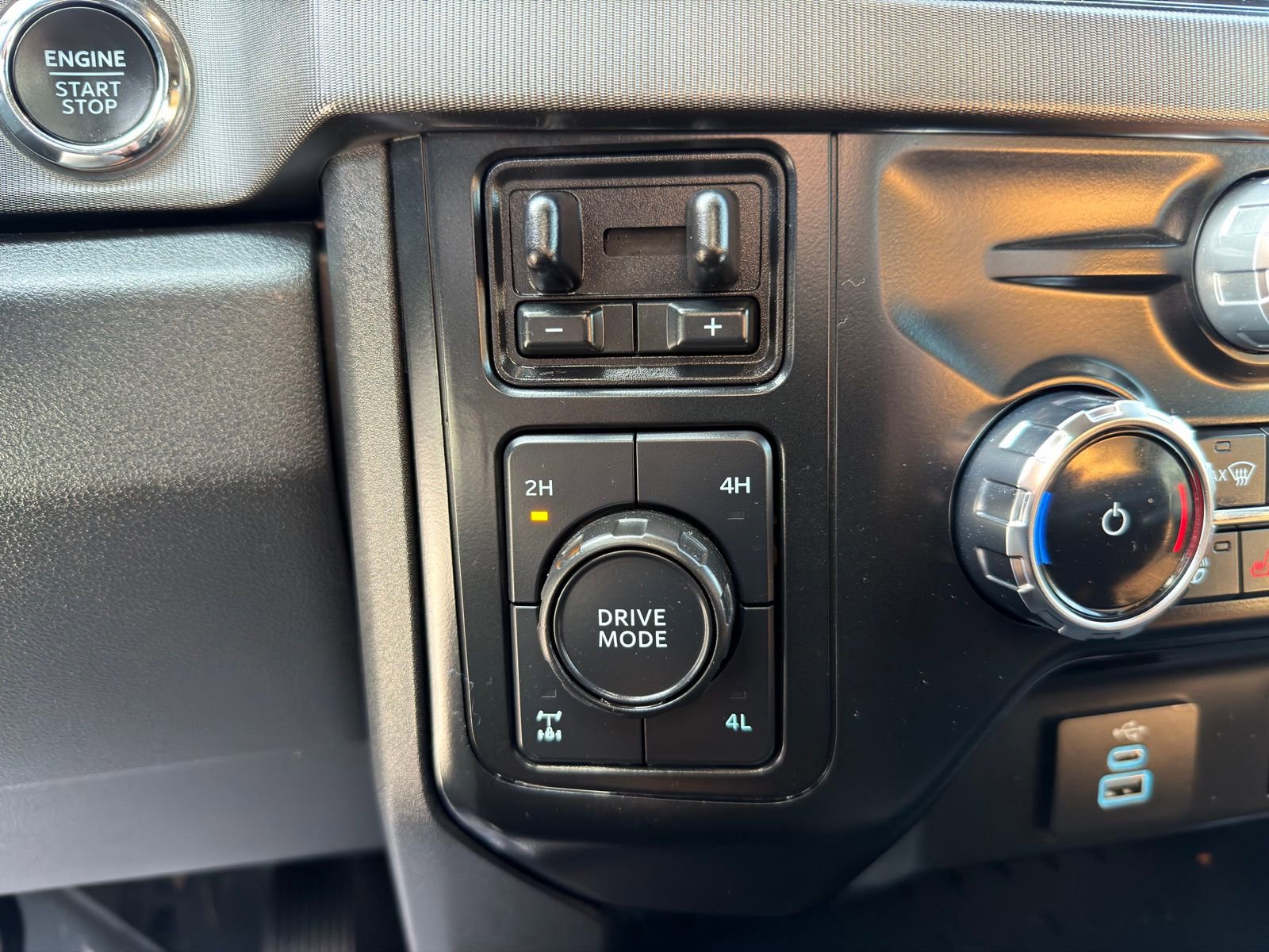 Used 2024 Ford F350 Platinum w/ FX4 Off-Road Package AWD/4WD image 23