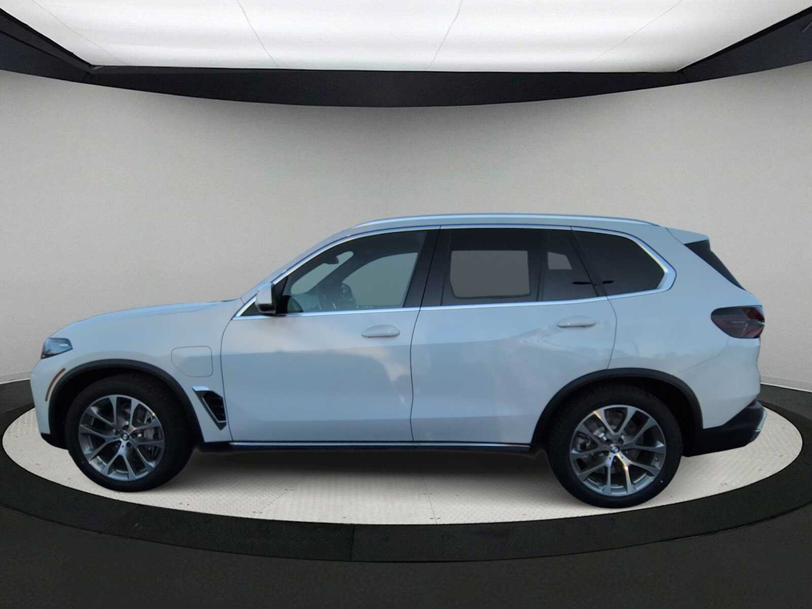 Used 2026 BMW X5 xDrive50e w/ Executive Package AWD/4WD image 5
