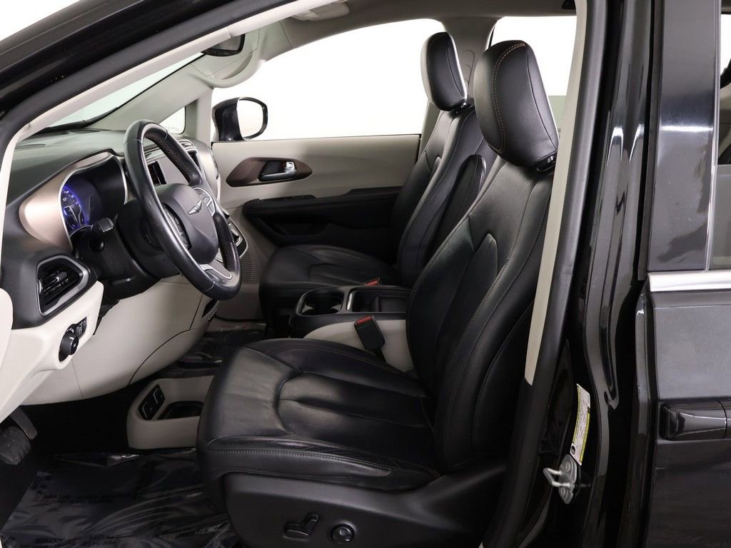 Used 2018 Chrysler Pacifica Touring-L FWD image 27