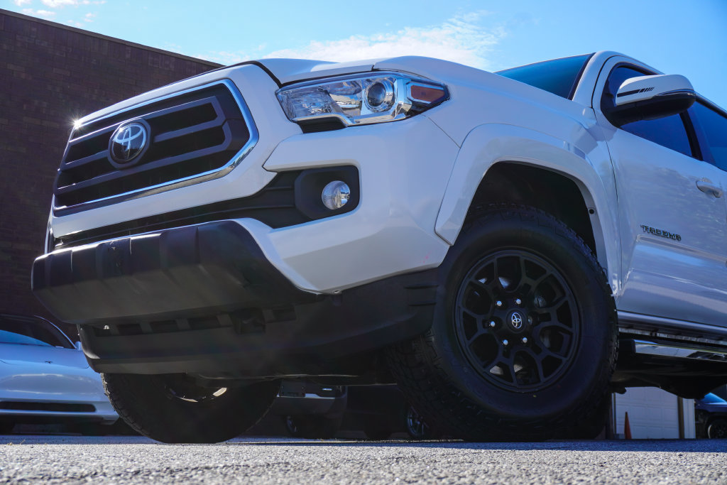 Used 2022 Toyota Tacoma SR5 w/ Technology Package RWD image 2