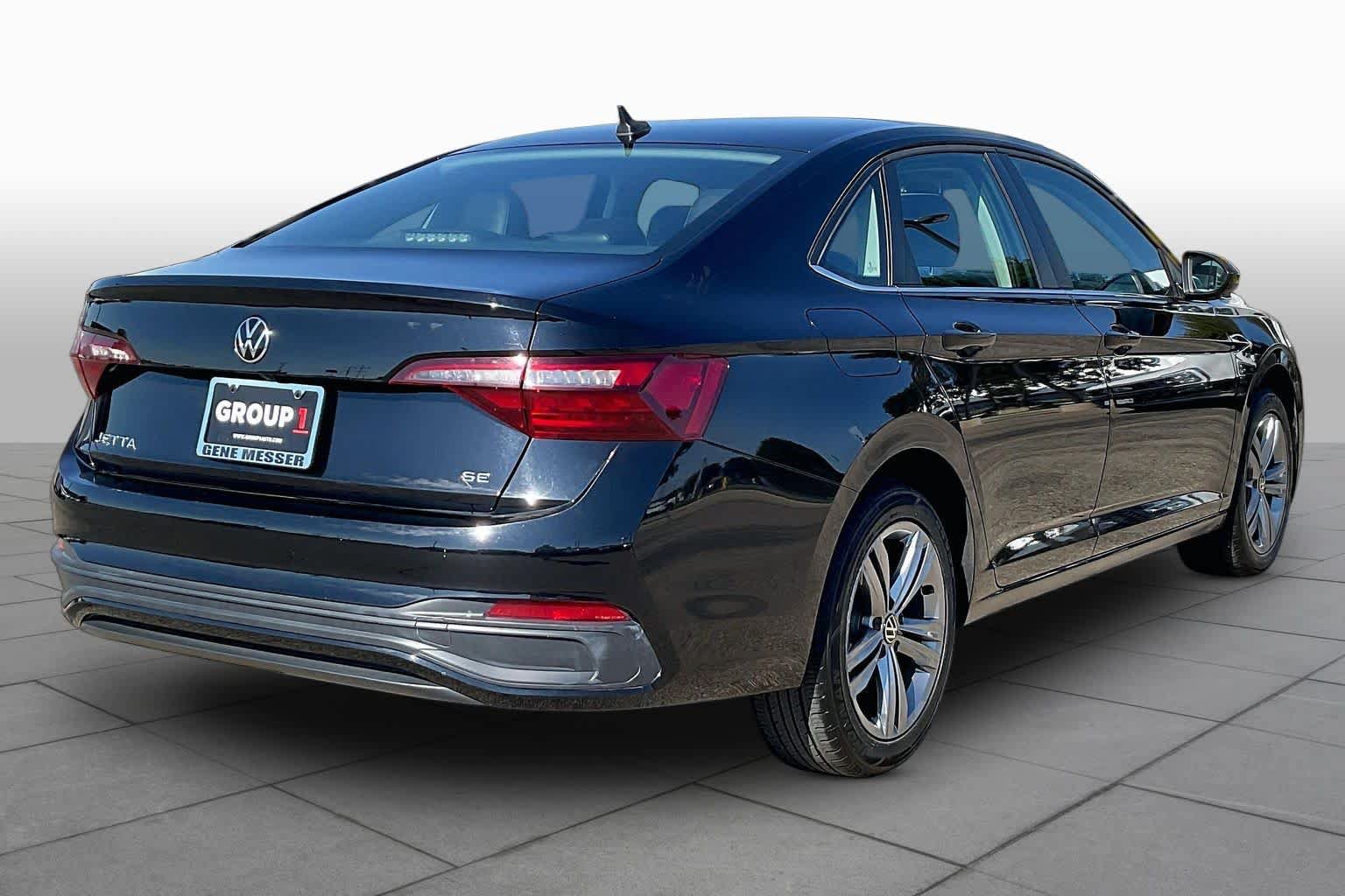 Used 2024 Volkswagen Jetta SE FWD image 12