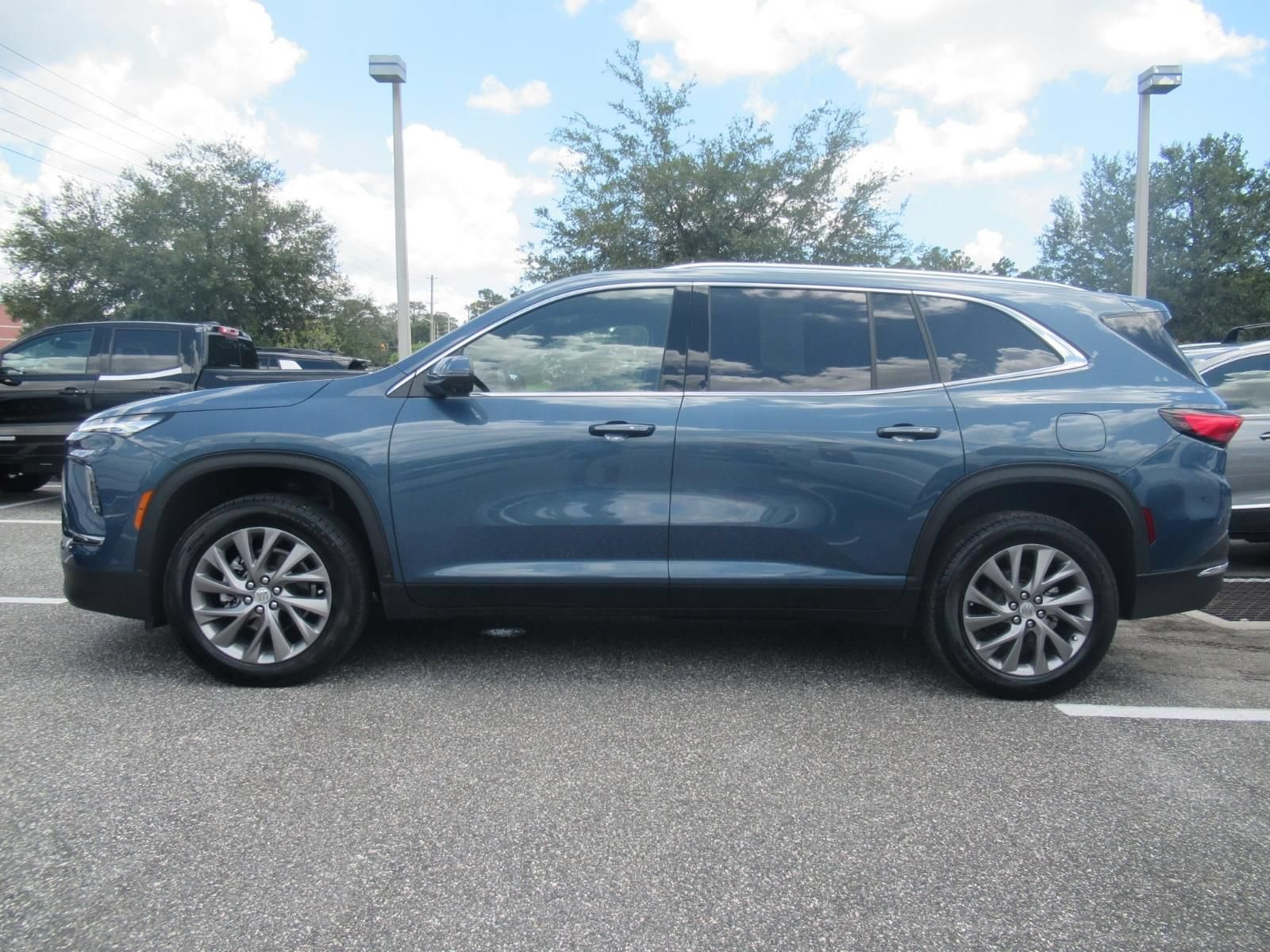 Used 2025 Buick Enclave Preferred AWD/4WD image 4