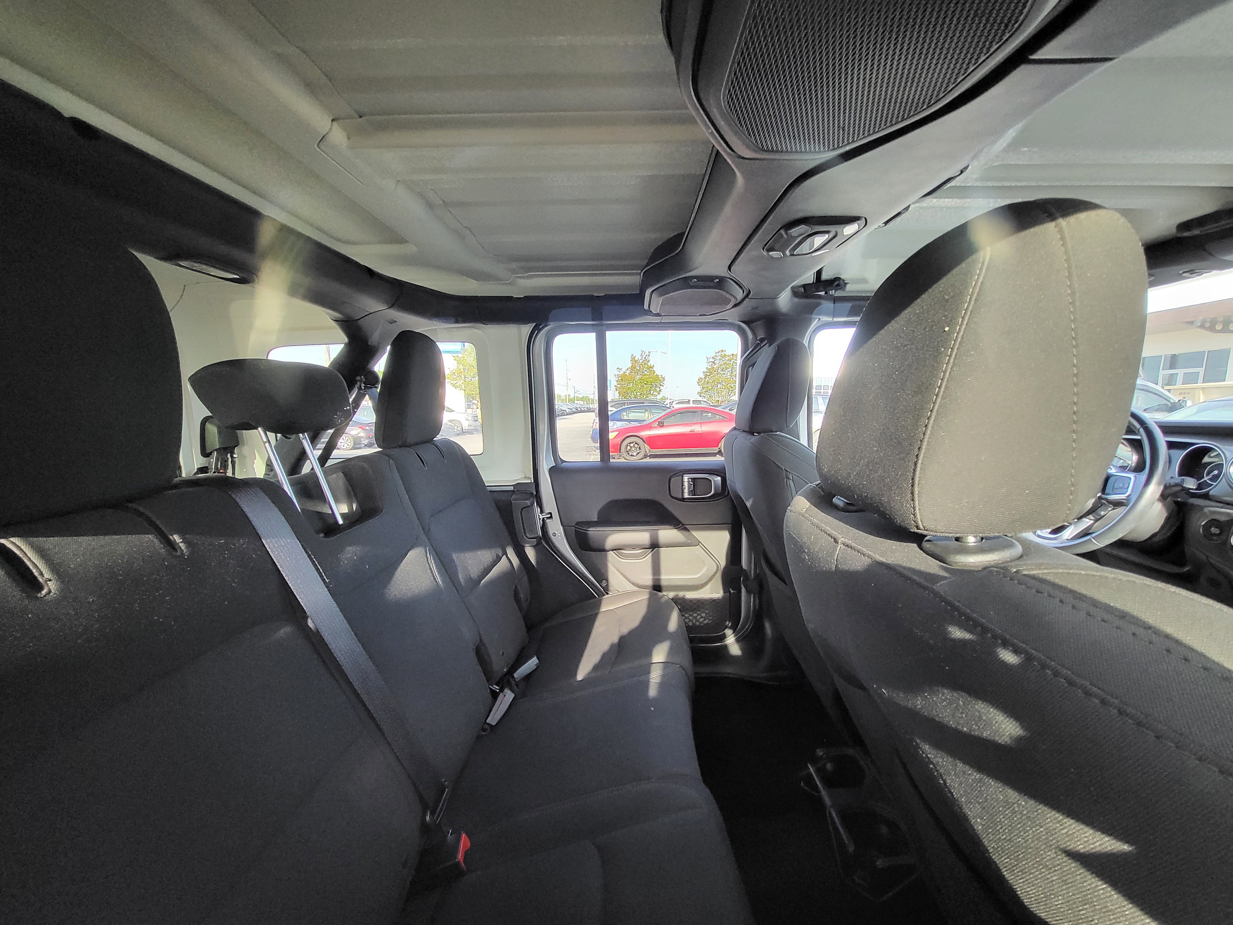 Used 2018 Jeep Wrangler Unlimited Sahara image 9