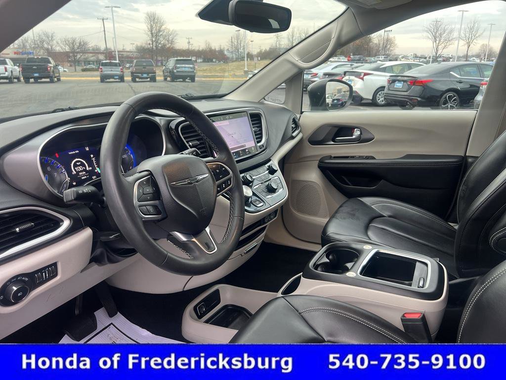 Used 2023 Chrysler Pacifica Touring-L image 12