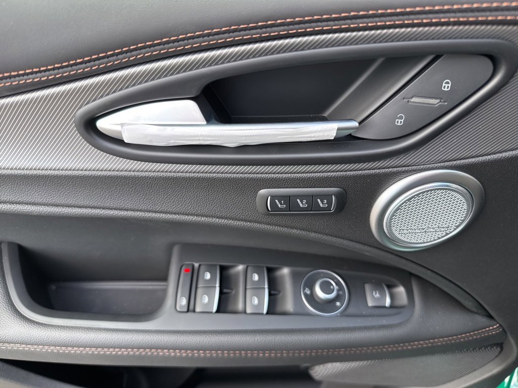 New 2025 Alfa Romeo Stelvio Sprint image 13
