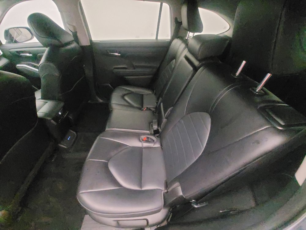 Used 2022 Toyota Highlander XLE image 18