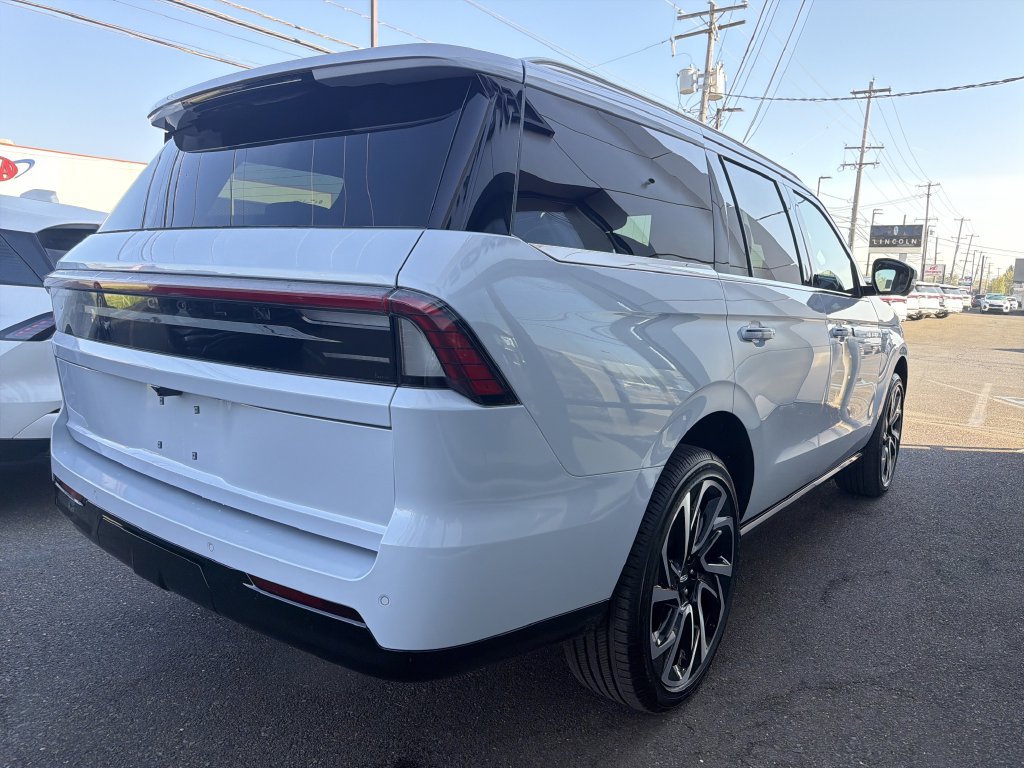 New 2026 Lincoln Navigator Reserve AWD/4WD image 3