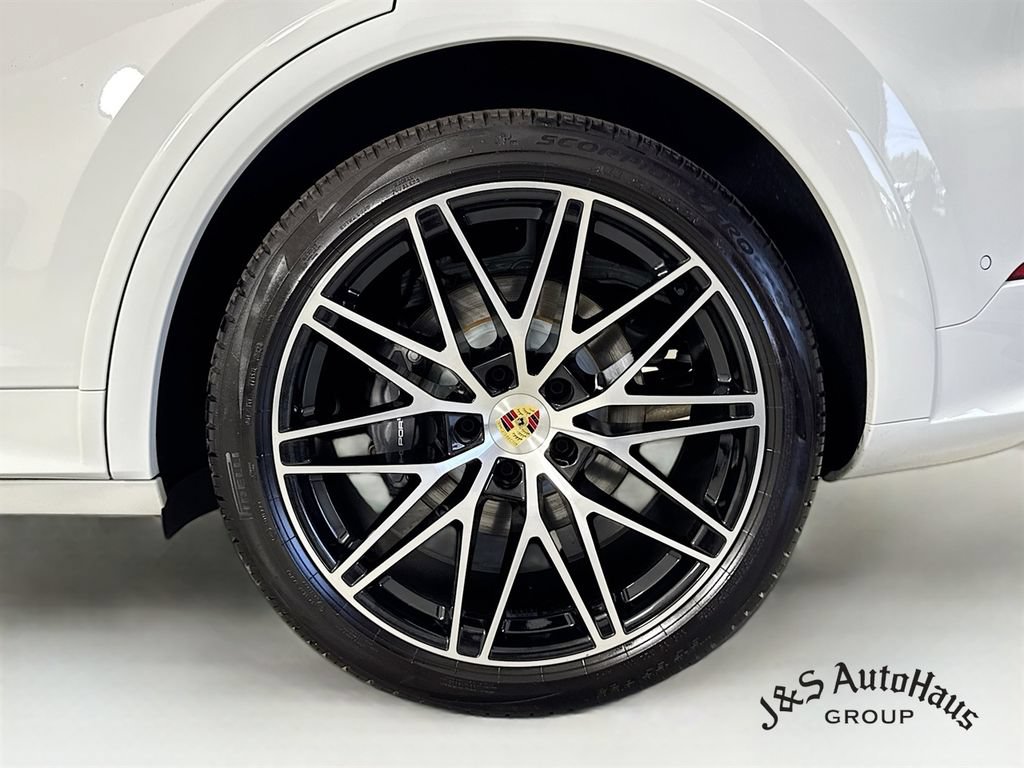 Used 2024 Porsche Cayenne Coupe AWD/4WD image 40