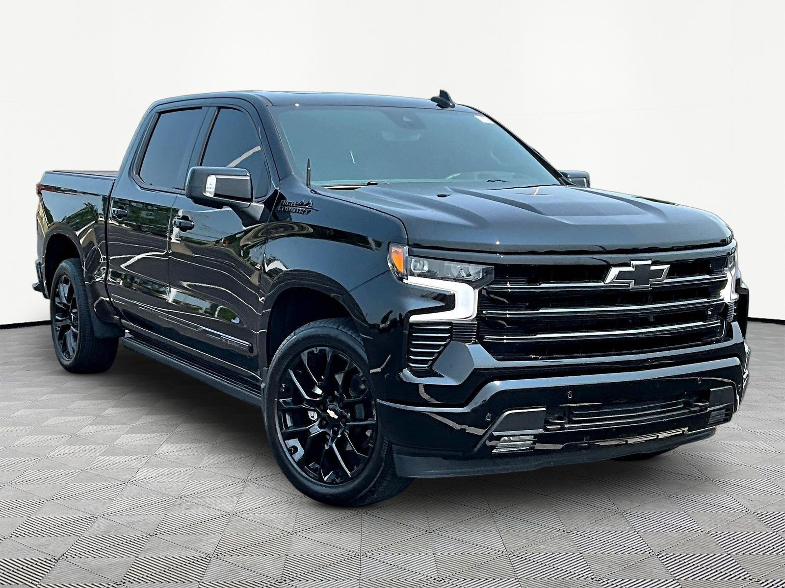 Used 2025 Chevrolet Silverado 1500 High Country w/ High Country Premium Package RWD image 3