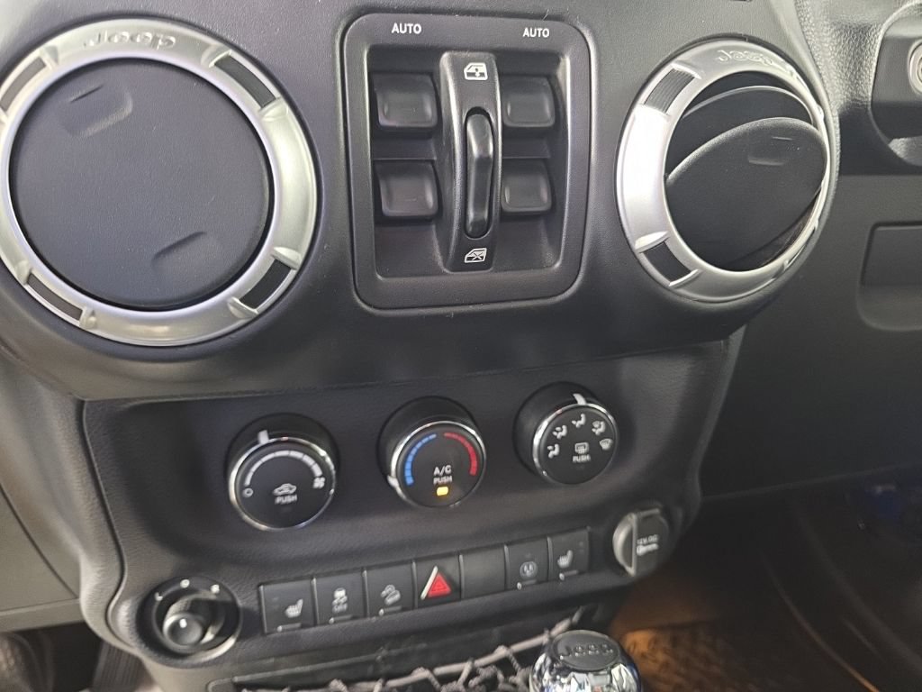 Used 2015 Jeep Wrangler Unlimited Sahara w/ Connectivity Group AWD/4WD image 17