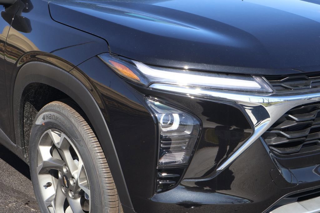 New 2026 Chevrolet Trax LT w/ Sunroof Package FWD image 3