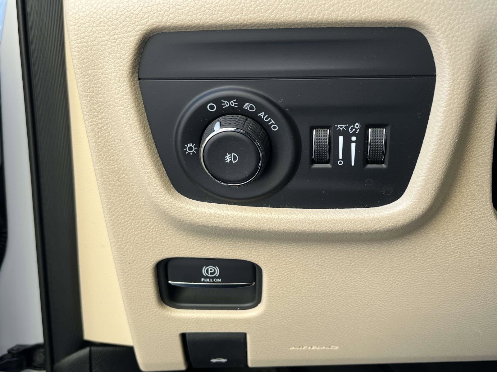 Used 2025 Jeep Grand Cherokee Limited image 38