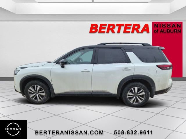 Used 2024 Nissan Pathfinder SL w/ Black Appearance Package AWD/4WD image 1
