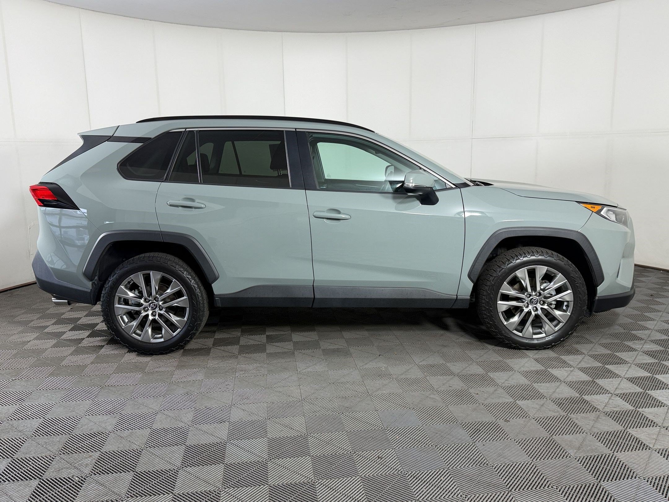 Used 2020 Toyota RAV4 XLE Premium FWD image 8