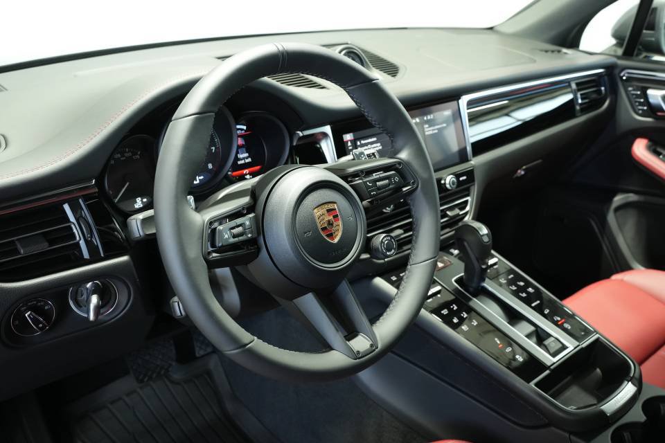 Certified 2026 Porsche Macan Turbo AWD/4WD image 4
