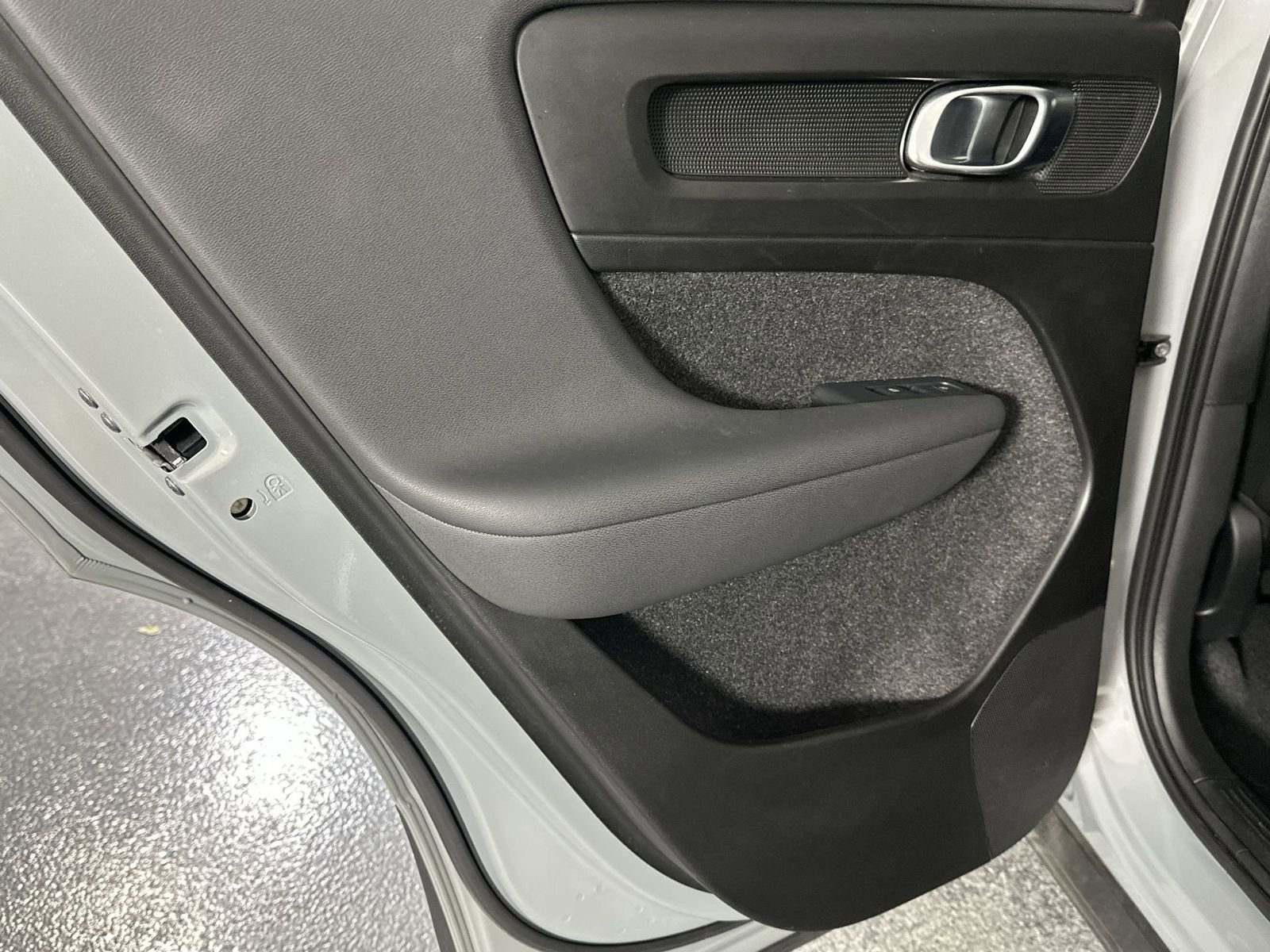 Used 2024 Volvo XC40 B5 Plus image 34