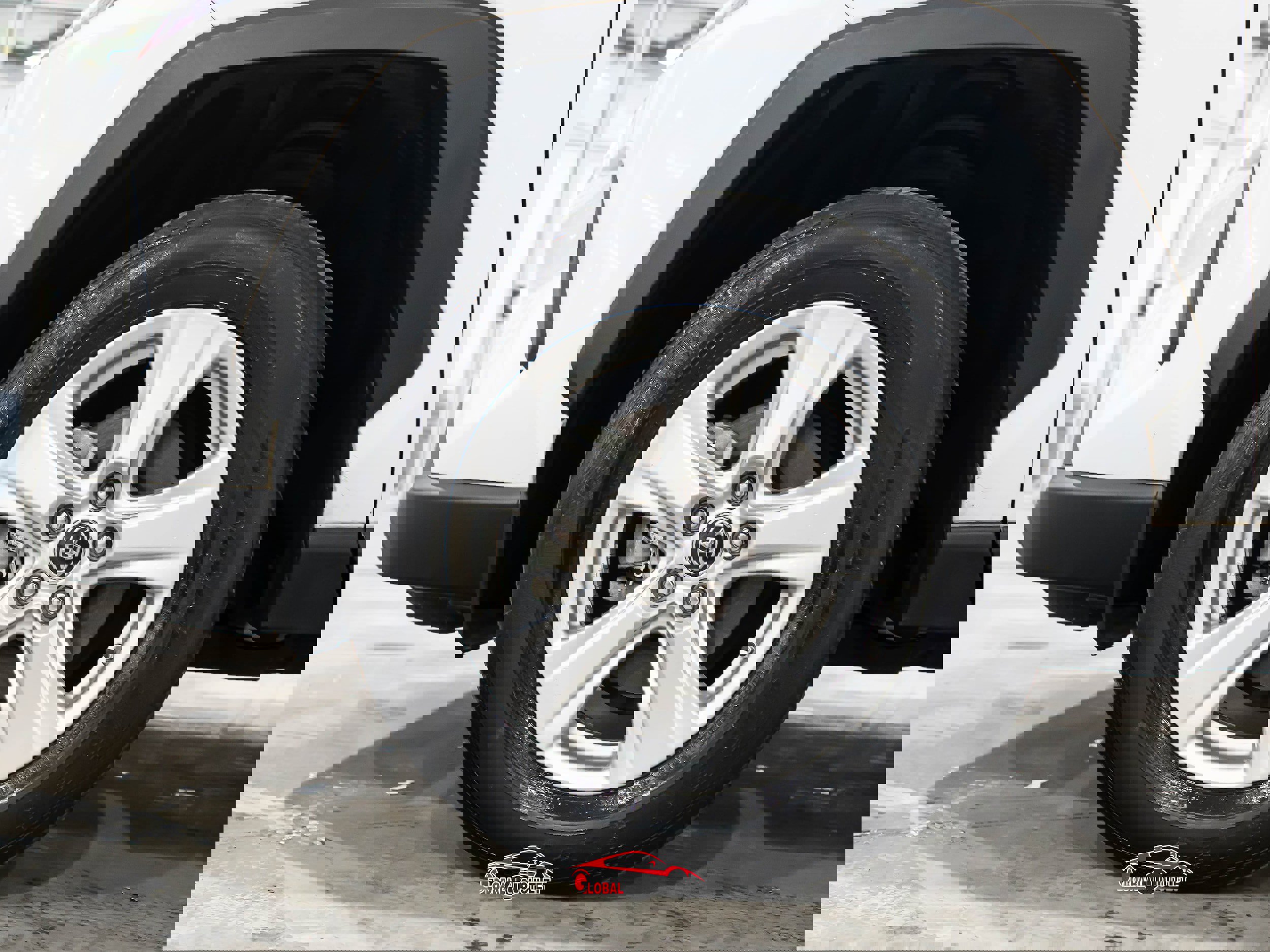 Used 2020 Toyota RAV4 LE image 10