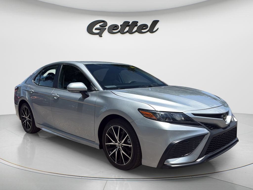 Used 2024 Toyota Camry SE w/ Cold Weather Package FWD image 3