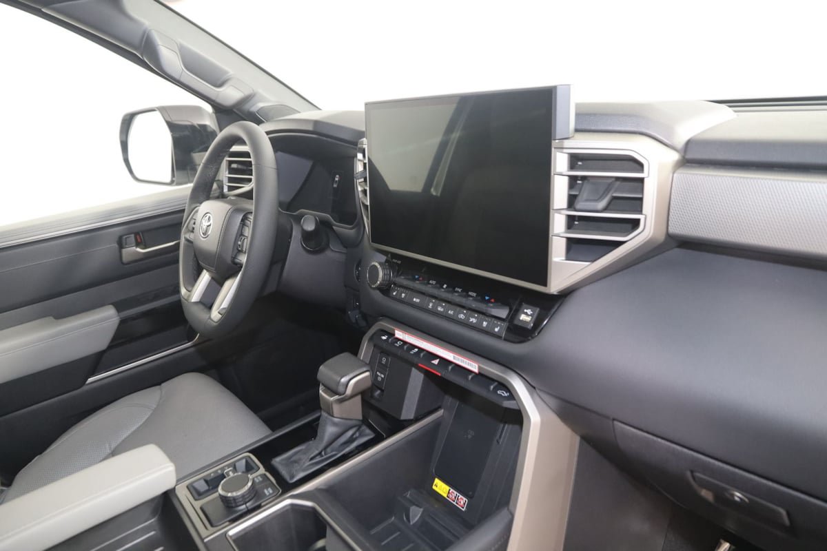 Used 2025 Toyota Tundra Limited AWD/4WD image 40