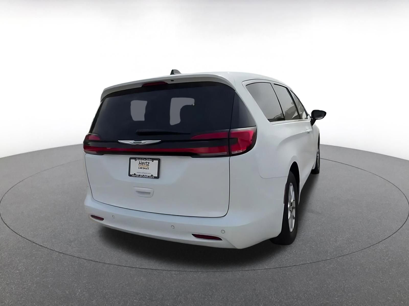 Used 2024 Chrysler Pacifica Touring-L image 14