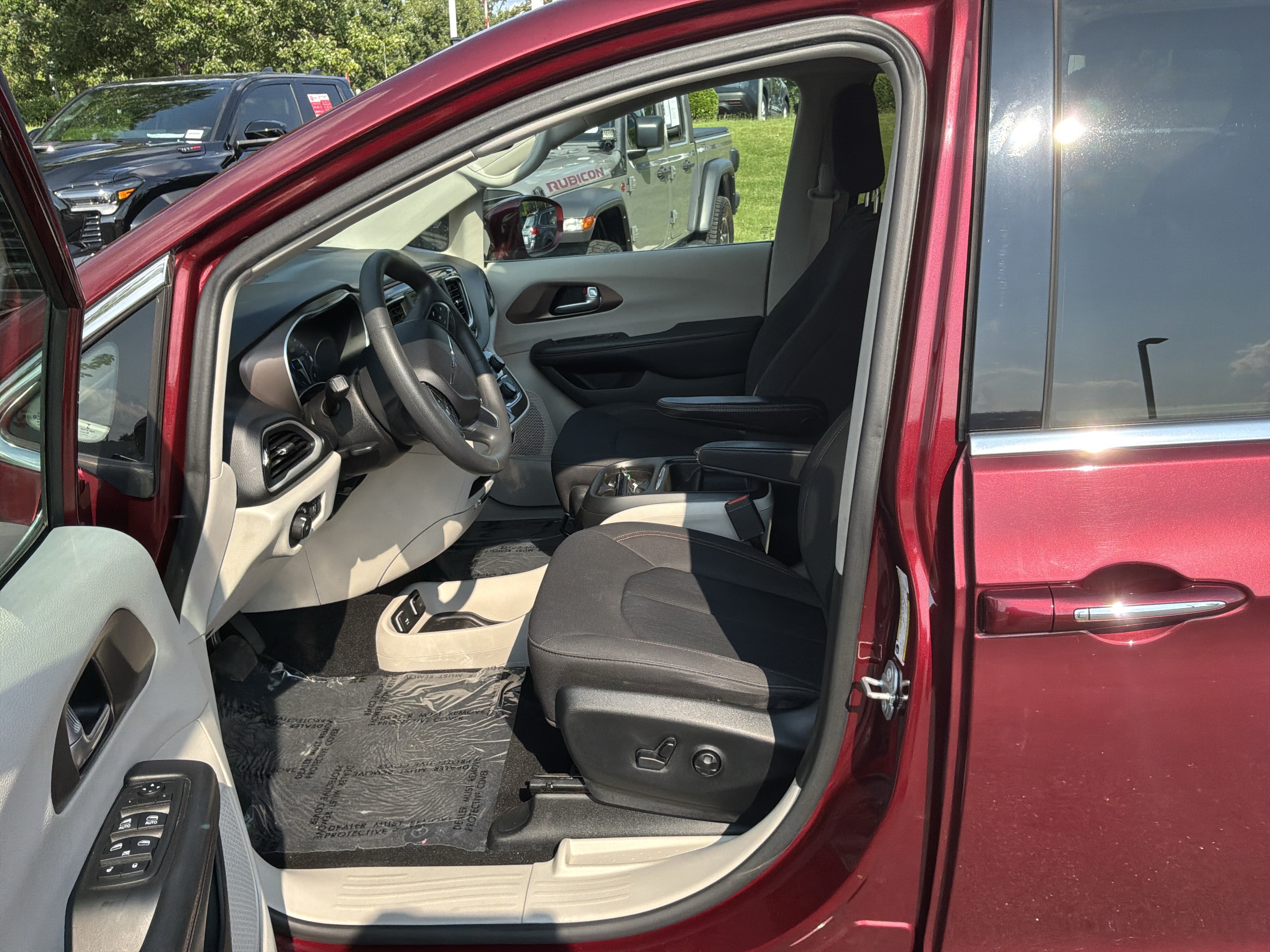 Used 2018 Chrysler Pacifica Touring Plus FWD image 16