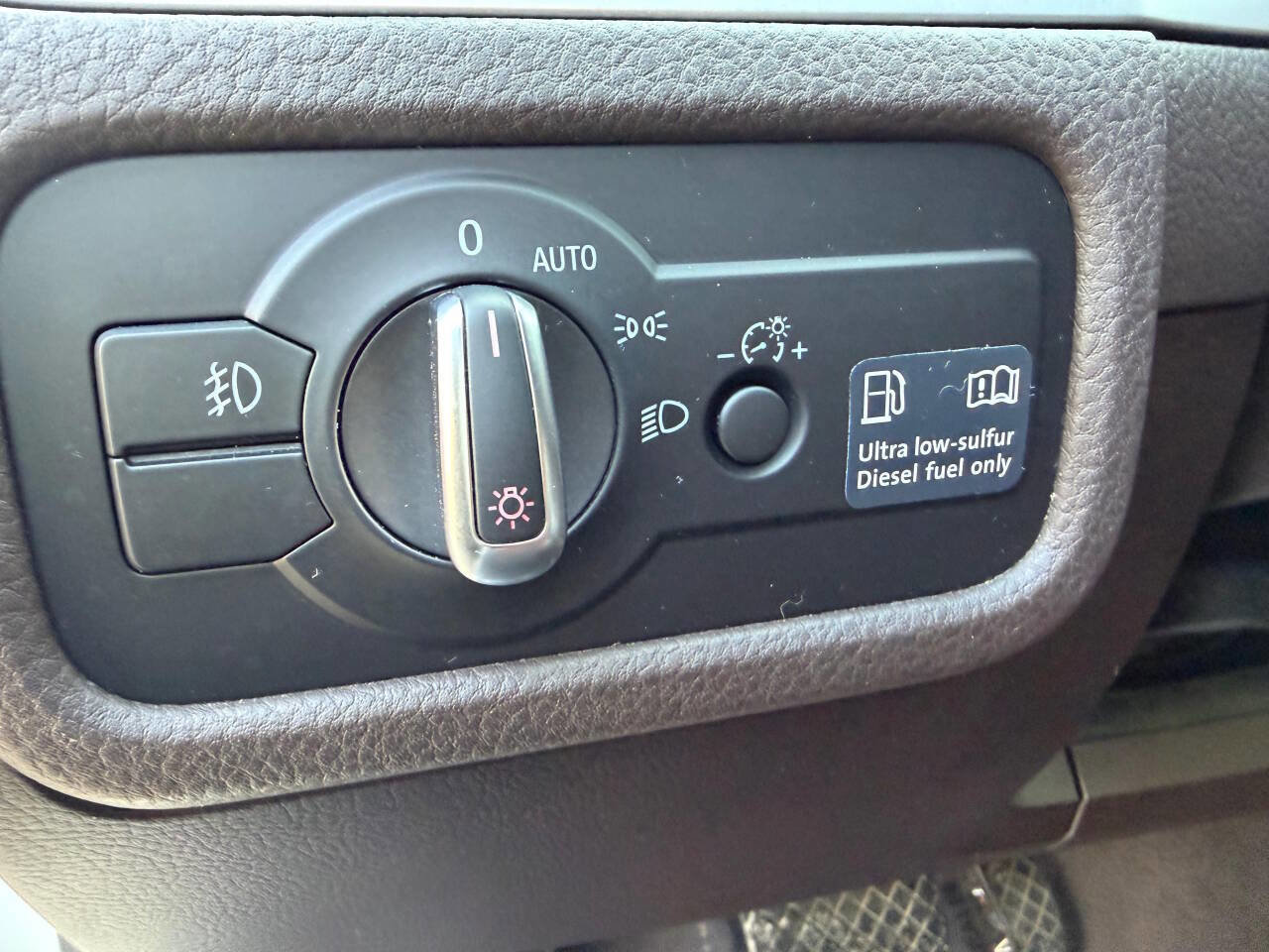 Used 2013 Volkswagen Touareg Sport image 32