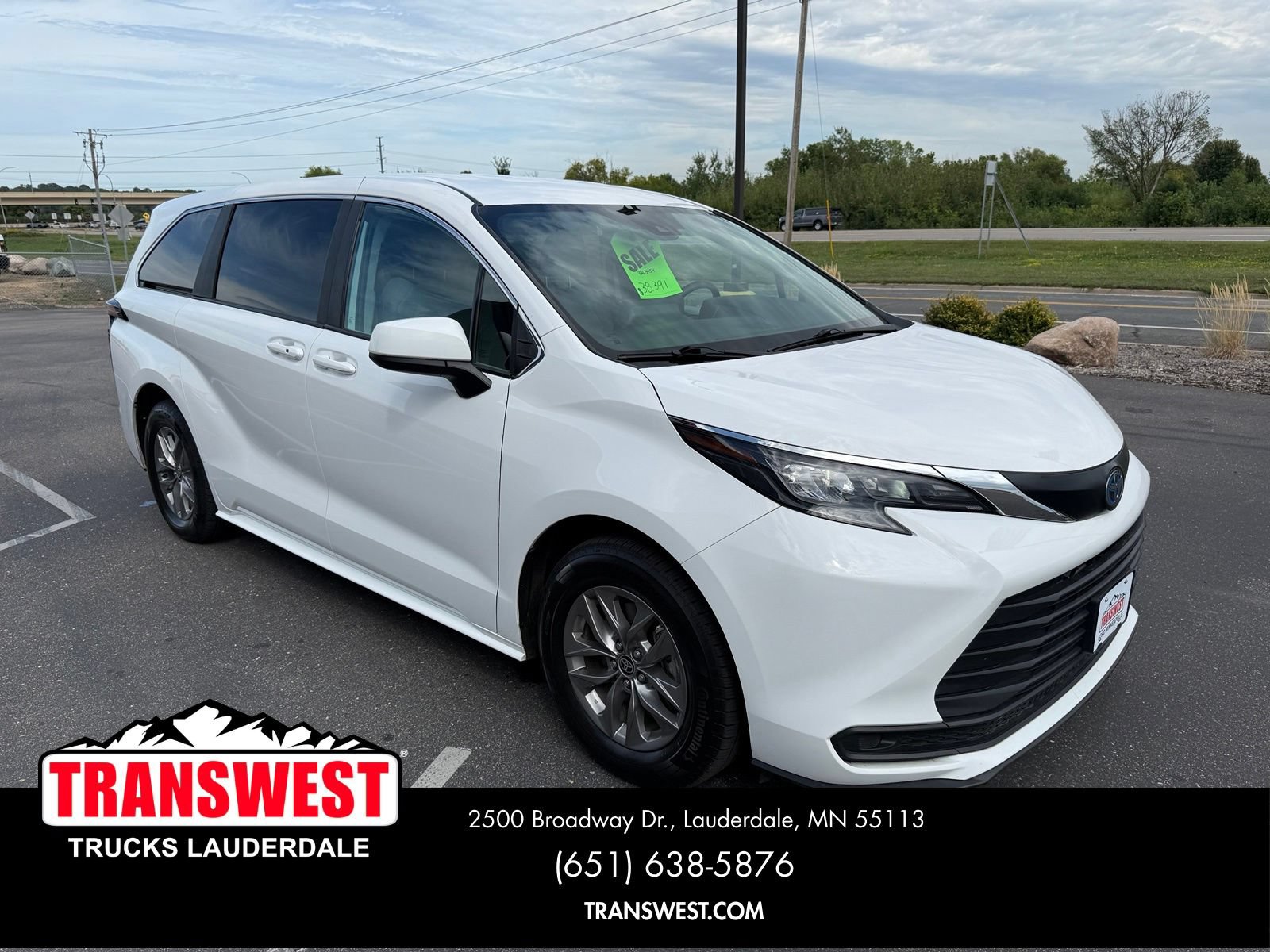 Used 2024 Toyota Sienna LE AWD/4WD image 18