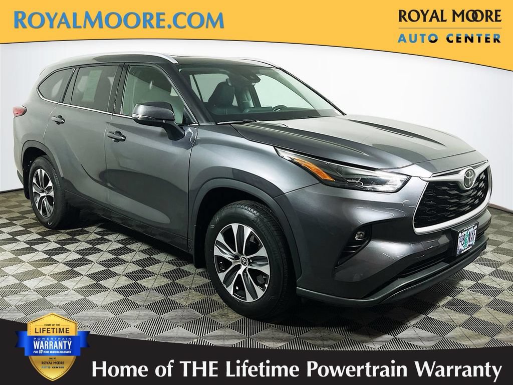 Used 2022 Toyota Highlander XLE AWD/4WD image 1