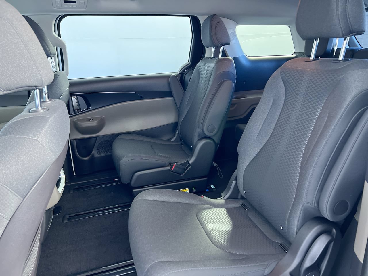New 2027 Kia Carnival LX FWD image 28