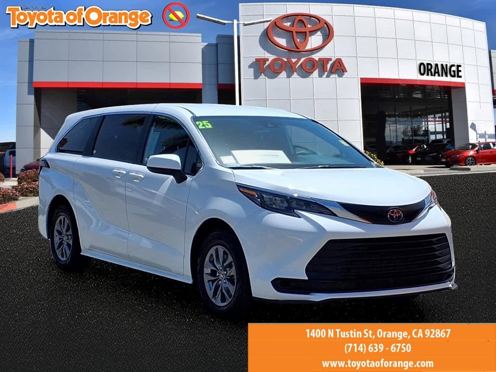 Certified 2025 Toyota Sienna LE FWD image 1