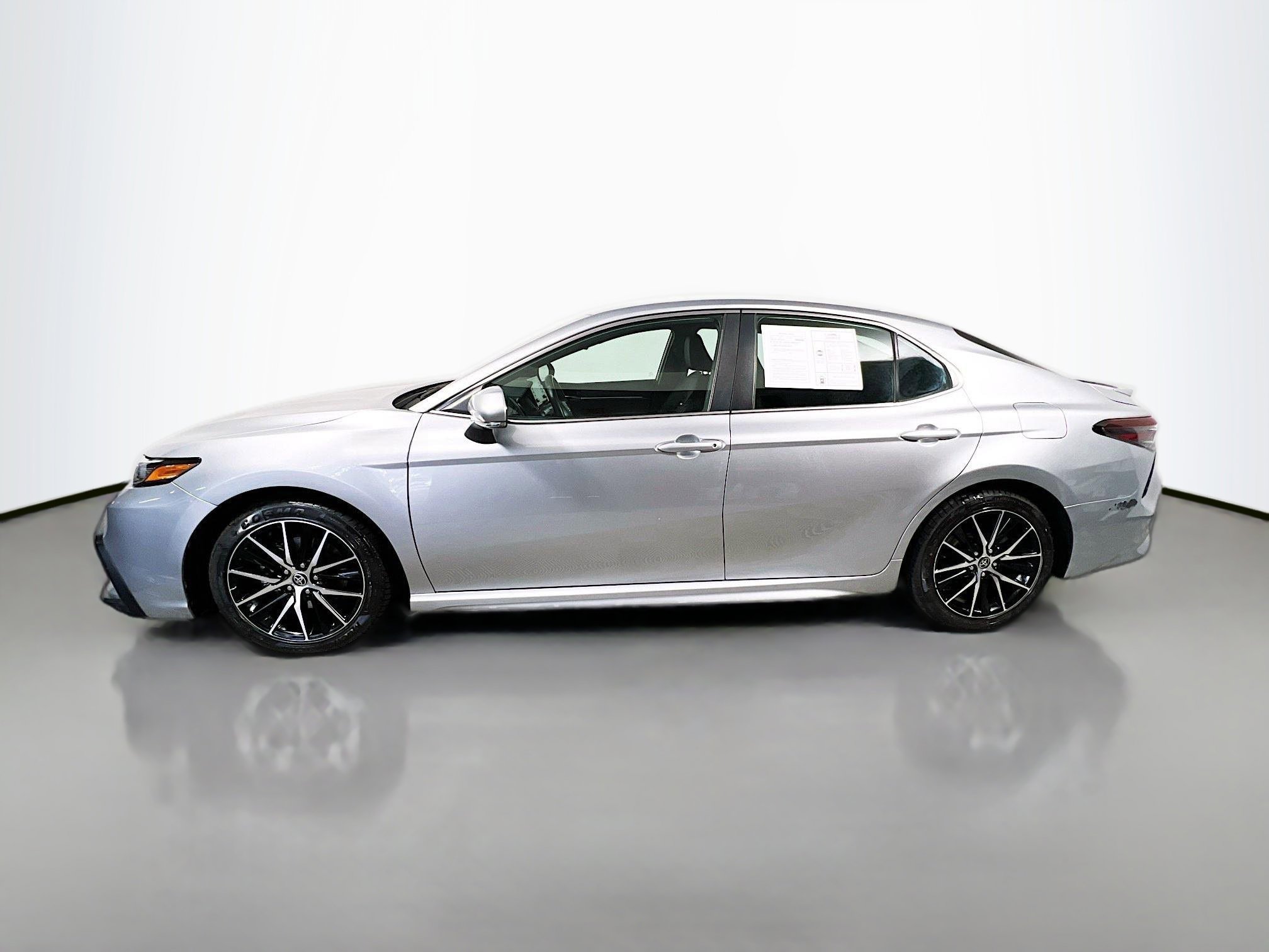 Used 2023 Toyota Camry SE image 9