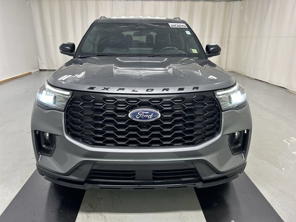 Used 2025 Ford Explorer ST-Line AWD/4WD image 3