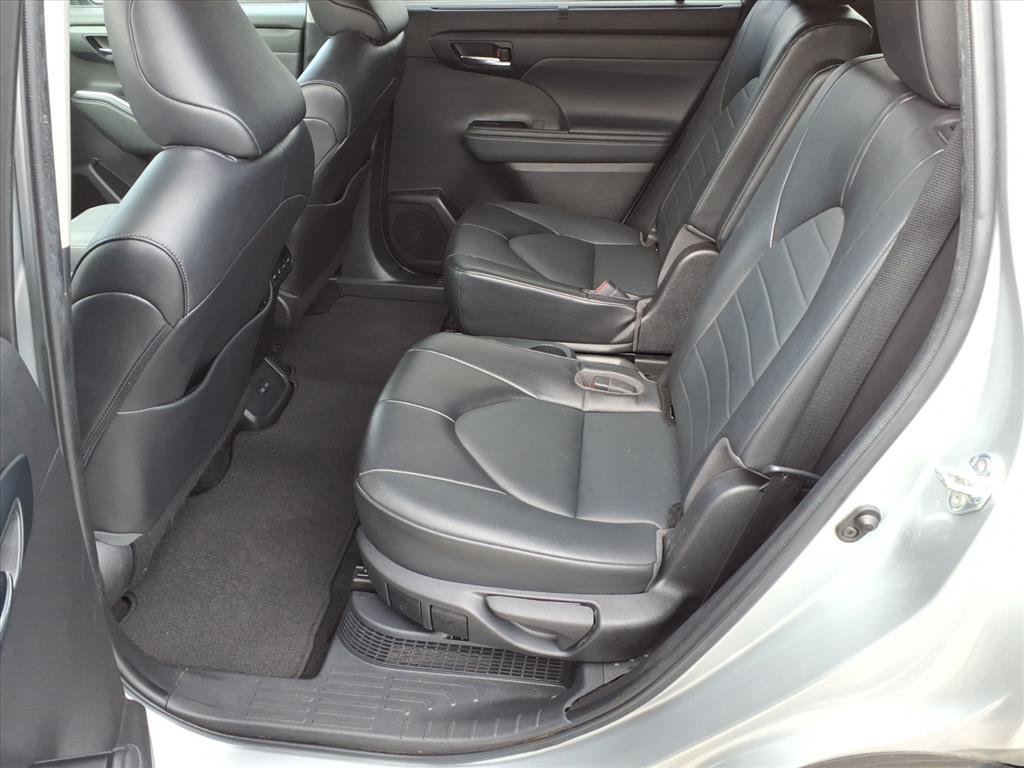 Used 2022 Toyota Highlander XLE image 12