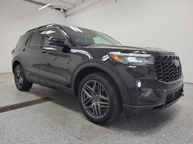 Used 2025 Ford Explorer ST-Line w/ ST-Line Street Pack AWD/4WD image 2