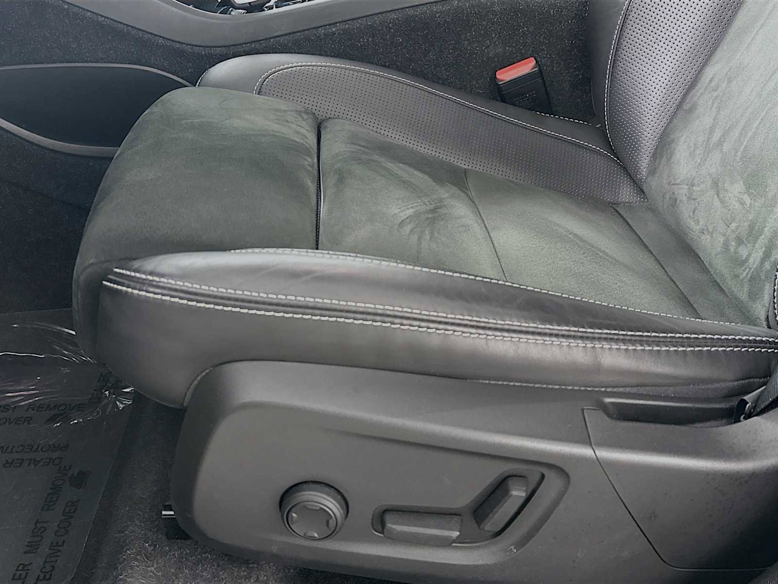 Used 2021 Volvo XC40 T5 R-Design image 18