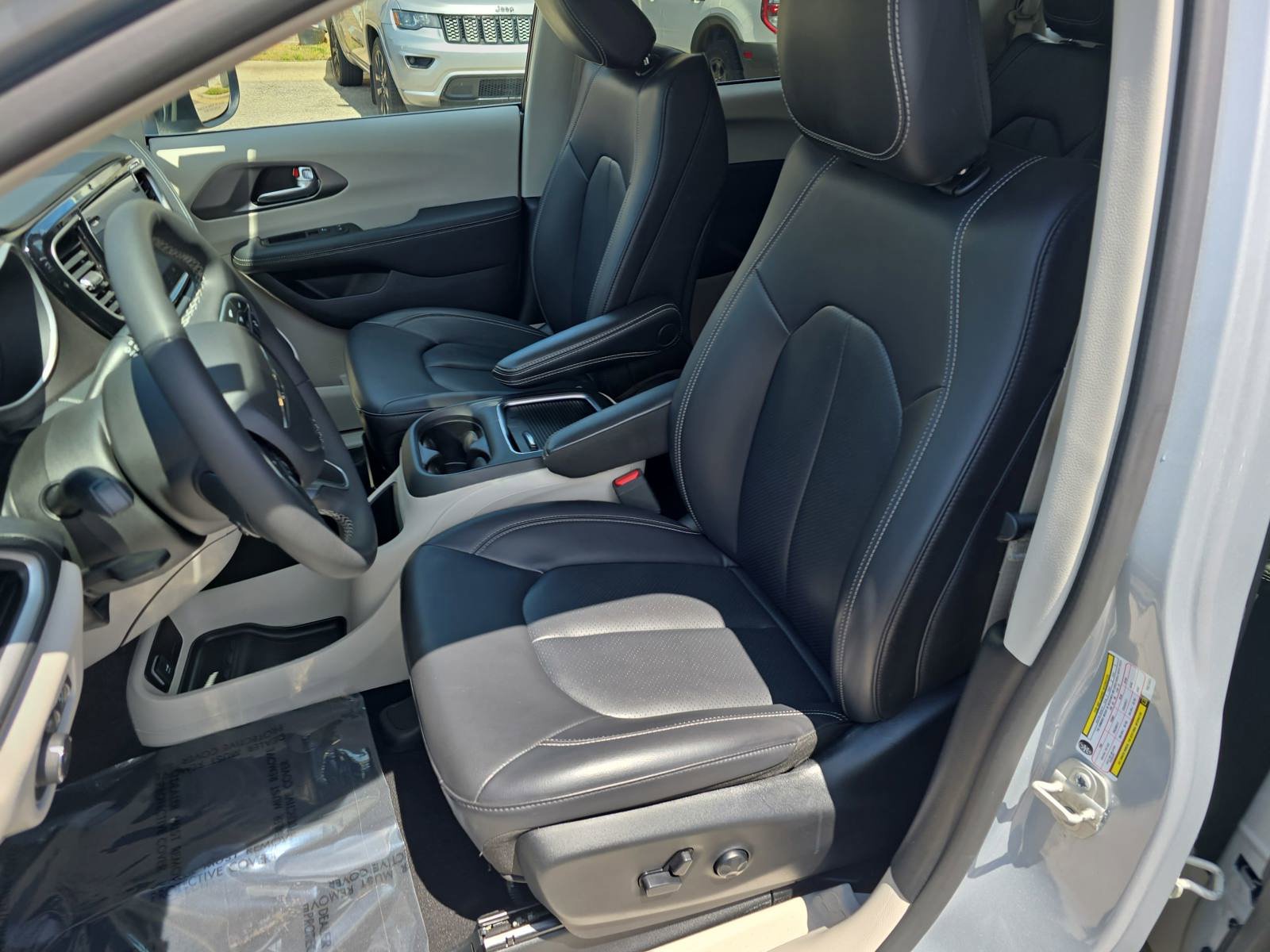 Used 2023 Chrysler Pacifica Touring-L FWD image 17
