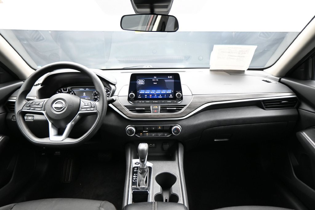 Used 2025 Nissan Altima 2.5 SV FWD image 13